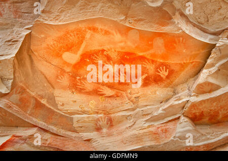 Aborigine-Felskunst Ballon-Höhle in Carnarvon Gorge. Stockfoto