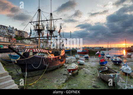 Einen atemberaubenden Sonnenaufgang auf einer Galeone im Hafen von Brixham auf der südlichen Küste von Devon Stockfoto