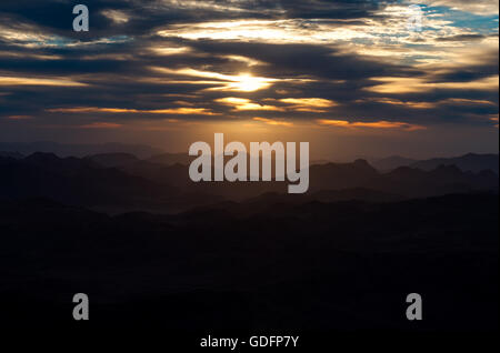 Smoky Mountains der Silhouette unter Sunrise Landschaft Hintergrund Stockfoto