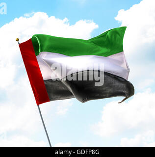 Flagge der Vereinigten Arabischen Emirate, aufgewachsen in den Himmel Stockfoto