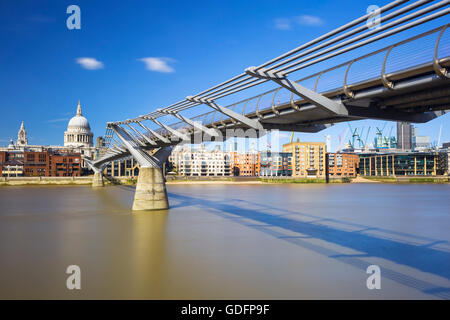 Millennium Bridge mit St Pauls über Themse Stockfoto