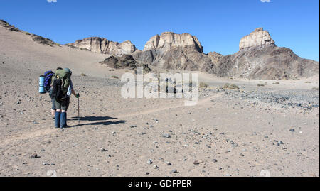 Zwei Wanderer auf dem Wanderweg der Fish River Canyon in Namibia Stockfoto