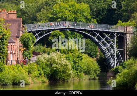 Touristen auf der eisernen Brücke über den Fluss Severn bei Ironbridge in Shropshire, England, Vereinigtes Königreich. Stockfoto