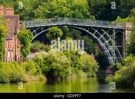 Die eiserne Brücke und Fluss Severn in Ironbridge in Shropshire, England, Vereinigtes Königreich. Stockfoto