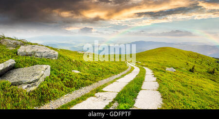 zusammengesetzte Panorama Landschaft mit Straße an einem Hang mit großen Steinen und Nadelbäume in der Nähe von Berg Stockfoto
