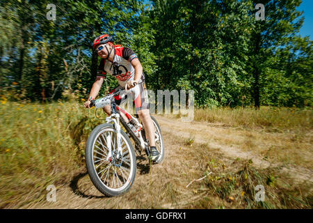 Gomel, Weißrussland - 9. August 2015: Mountain Bike Radsportler Track am sonnigen Tag, gesunde Lebensweise aktive Sportler Sport treiben. Stockfoto