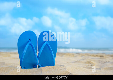 Flip-Flops am Sommerstrand Stockfoto