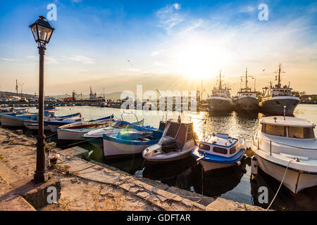 kleine Fischerboote und einige große angedockt, in der Nähe von Kai im Hafen der bulgarischen Stadt Sozopol im Abendlicht Stockfoto