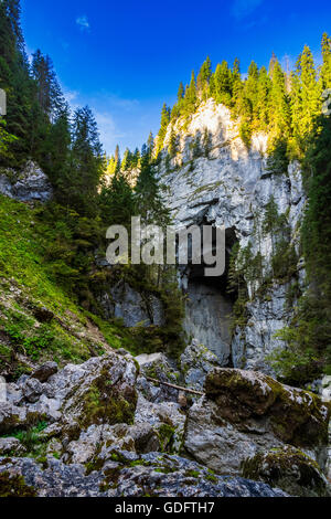 Cetatile Höhle in Rumänien. Natürliche Zitadelle von Fluss in rumänischen Berge geformt Stockfoto