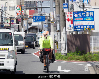 Zwei Touren Radfahrer fahren auf der Straße in der Nähe von Osaka, Japan. Stockfoto