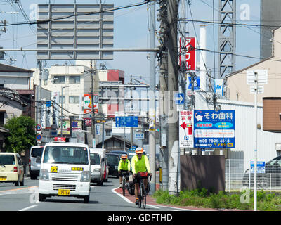 Zwei Touren Radfahrer fahren auf der Straße in der Nähe von Osaka, Japan. Stockfoto