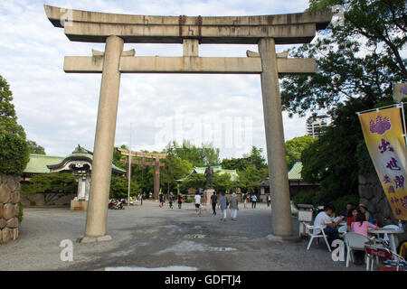 Torii, Tor zu den Toyokuni-Schrein auf dem Gelände der Burg Osaka. Stockfoto