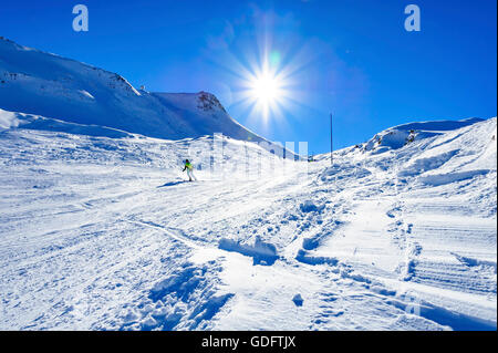 Menschen, Skifahren und Snowboarden in den Deux Alpes ski Ressort, Alpen, Frankreich Stockfoto