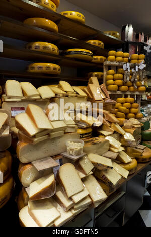 Eine große Auswahl an holländischen Käse in einem Delikatessenladen in Amsterdam, Holland, Niederlande. Stockfoto