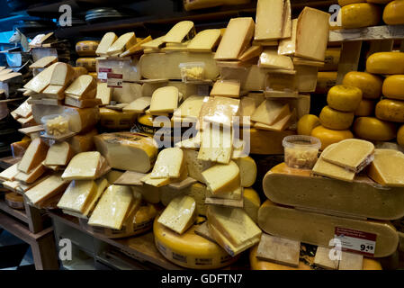 Eine große Auswahl an holländischen Käse in einem Delikatessenladen in Amsterdam, Holland, Niederlande. Stockfoto