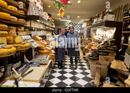 Eine große Auswahl an holländischen Käse in einem Delikatessenladen in Amsterdam, Holland, Niederlande. Stockfoto