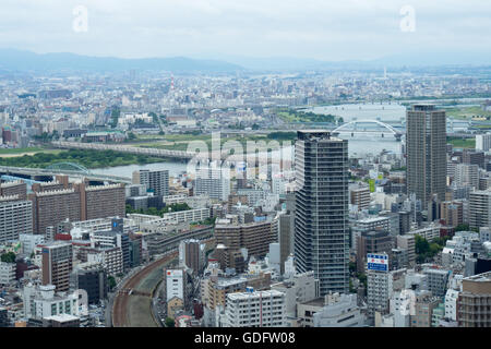 Panorama Skyline von Kita Ward, Osaka in Nord-östlicher Richtung vom Dach des Umeda Sky Building. Stockfoto