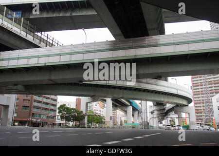 Erhöhten Abschnitte des Hanshin Expressway in der Innenstadt von Osaka. Stockfoto