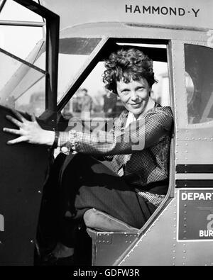 Amelia Earhart (1897-1937) im Cockpit eines Flugzeugs c.1936. Foto von Harris und Ewing. Stockfoto