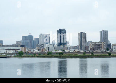 Die Osaka Skyline von jenseits des Flusses Yodo. Stockfoto