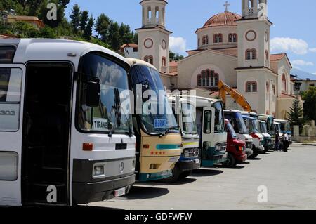 Busse in Berat Main Square und Saint Demetrius Russisch-orthodoxe Kathedrale im Hintergrund. Stockfoto