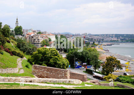 Blick auf Branko Brücke und alte Sava Brücke über den Fluss Sava vom Promenade in Large Kalemegdan Park in Belgrad, Serbien Stockfoto