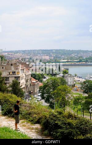 Blick auf Branko Brücke und alte Sava Brücke über den Fluss Sava vom Promenade in Large Kalemegdan Park in Belgrad, Serbien Stockfoto