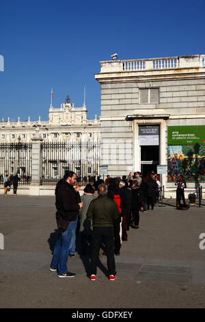 Touristen Schlange, um Karten zu kaufen der Königliche Palast/Palacio Real, Plaza de la Armeria, Madrid, Spanien zu besuchen Stockfoto