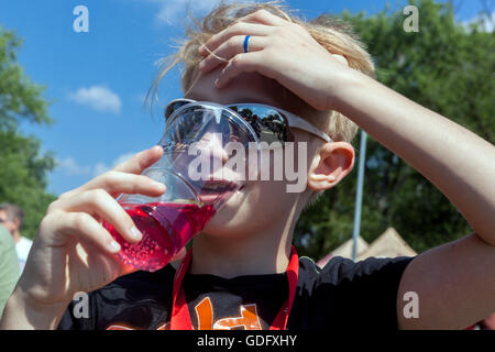 Junge trinken rote Limonade, Sommerdurst Stockfoto