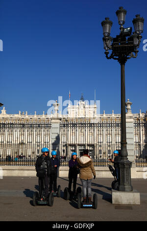 Asiatische Touristen, die den königlichen Palast im Rahmen einer Segway Tour, Plaza De La Armeria, Madrid, Spanien Stockfoto