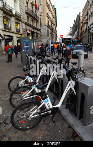 BiciMAD-Elektro-Fahrräder für den öffentlichen Verleih an einer Docking-Station am Plaza Puerta del Sol, Madrid, Spanien Stockfoto