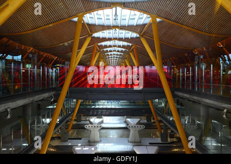 Puente Aeréo / Air Bridge anmelden zu Fuß über dem Ankunftsbereich im Terminal 4, Adolfo Suárez Flughafen Madrid-Barajas, Madrid, Spanien Stockfoto