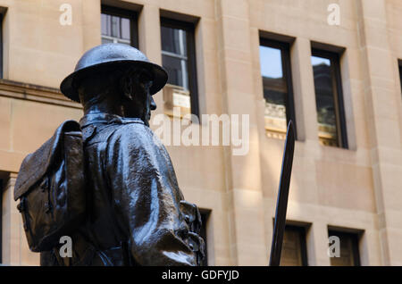 Bronzestatuen stehen im Martin Place, Sydney, Australien, als Teil des Cenotaphs zum Gedenken an den 1. Weltkrieg hoch Stockfoto
