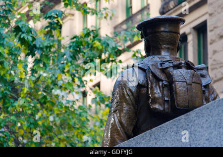 Bronze-Statuen stehen aufrecht in Martin Place, Sydney als Bestandteil der Kenotaph Gedenken 1. Weltkrieg Stockfoto