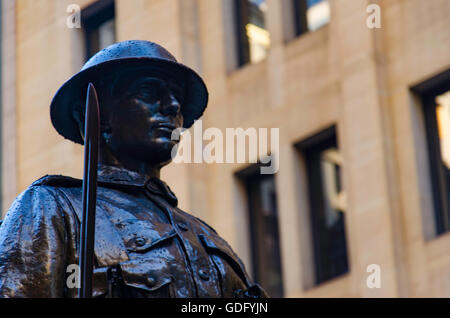 Bronzestatuen stehen im Martin Place, Sydney, Australien, als Teil des Cenotaphs zum Gedenken an den 1. Weltkrieg hoch Stockfoto