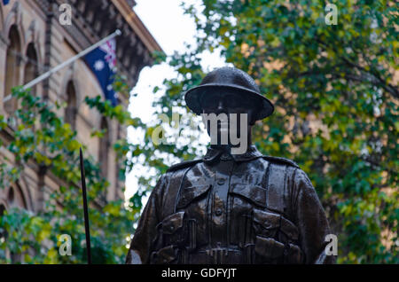 Bronzestatuen stehen im Martin Place, Sydney, Australien, als Teil des Cenotaphs zum Gedenken an den 1. Weltkrieg hoch Stockfoto
