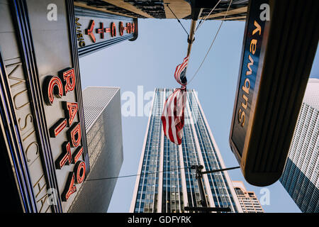 U-Bahnausgang auf 6th Avenue und 50th Street, brüllen die Radio City Music Hall-Eingang Stockfoto