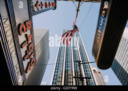 U-Bahnausgang auf 6th Avenue und 50th Street, brüllen die Radio City Music Hall-Eingang Stockfoto