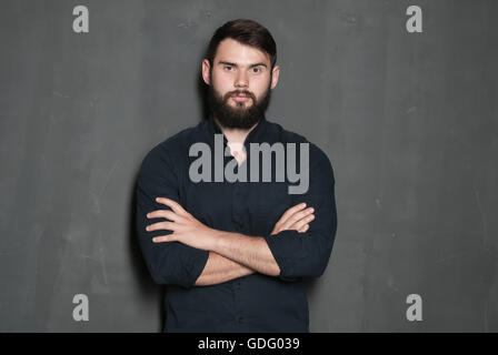 Porträt von gut aussehender Mann mit Bart Stockfoto