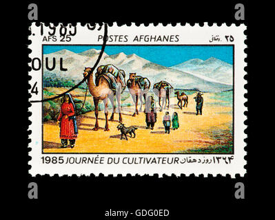 Briefmarke aus Afghanistan, die Darstellung einer Familie mit Kamelen. Stockfoto