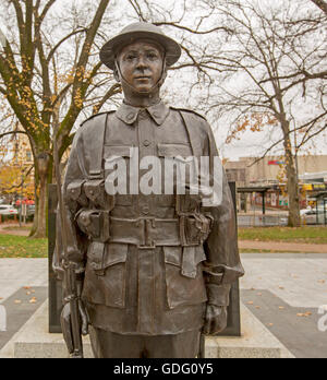 Große, spektakuläre und lebensechte Bronzestatue des Weltkrieges ein Soldat in Uniform an australisches Kriegerdenkmal im Stadtpark Stockfoto