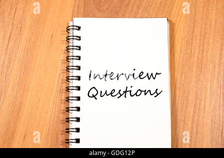 Interview Fragen Text Konzept schreiben auf notebook Stockfoto