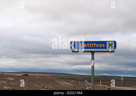 Island: Das Hinweisschild zum Dettifoss, einer der mächtigsten Wasserfall Europas, berühmt für seine außerirdische Landschaft Stockfoto