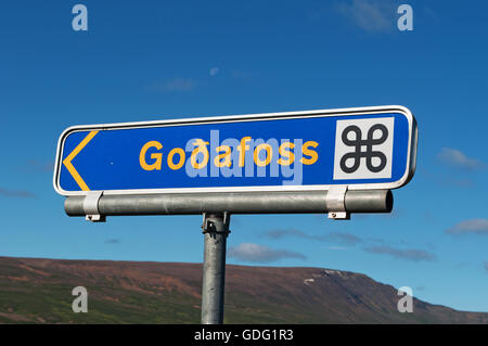 Island: das Straßenschild, Godafoss, der Wasserfall der Götter, eine der spektakulärsten Wasserfälle in Island vom Fluss geboren Skjalfandafljot Stockfoto