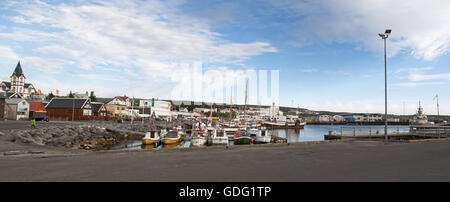 Island, Europa: die Skyline bei Sonnenuntergang und der Hafen der Fischerort Husavik, Walbeobachtung Zentrum an der Nordküste der Insel Stockfoto