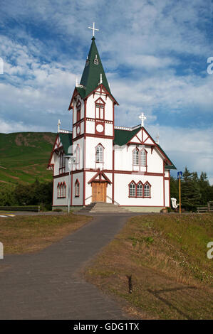 Island: die Husavikurkirkja, die hölzerne Kirche von Húsavík ist das bekannteste Wahrzeichen der Stadt Stockfoto