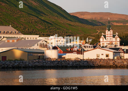 Island, Europa: die Skyline bei Sonnenuntergang und der Hafen der Fischerort Husavik, Walbeobachtung Zentrum an der Nordküste der Insel Stockfoto