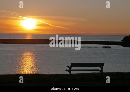 Island, Europa: Sonnenuntergang auf einem Einlass der Hafen in Husavik, ein Fischerdorf an der Nordküste der Insel und einem berühmten Whale watching Centre Stockfoto