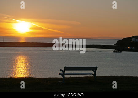 Island, Europa: Sonnenuntergang auf einem Einlass der Hafen in Husavik, ein Fischerdorf an der Nordküste der Insel und einem berühmten Whale watching Centre Stockfoto