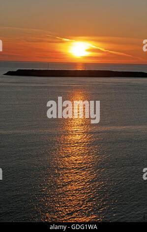 Island, Europa: Sonnenuntergang auf einem Einlass der Hafen in Husavik, ein Fischerdorf an der Nordküste der Insel und einem berühmten Whale watching Centre Stockfoto